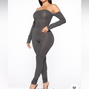 2/$12 ✨Fashion Nova Off the shoulder jumpsuit